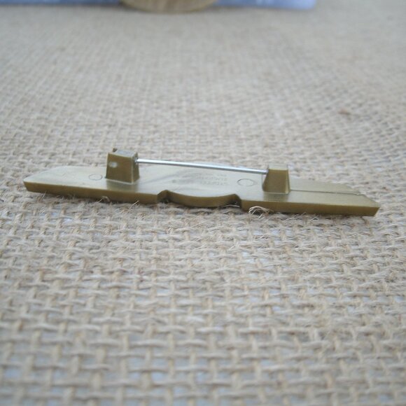 Vintage Plastic Eastern Airlines Souvenir Jr. Pilot Wings Pin - Picture 6 of 10